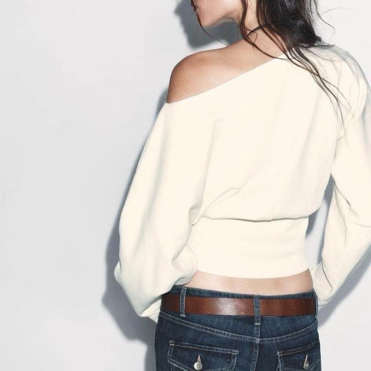 Zara Assymetrical Sweatshirt (Medium) (Category: Longsleeves) located in Quezon City. Submitted by declutter_cts (Listing ID 1466482474, Image 2). Description: Great for autumn, spring travels! With tag.