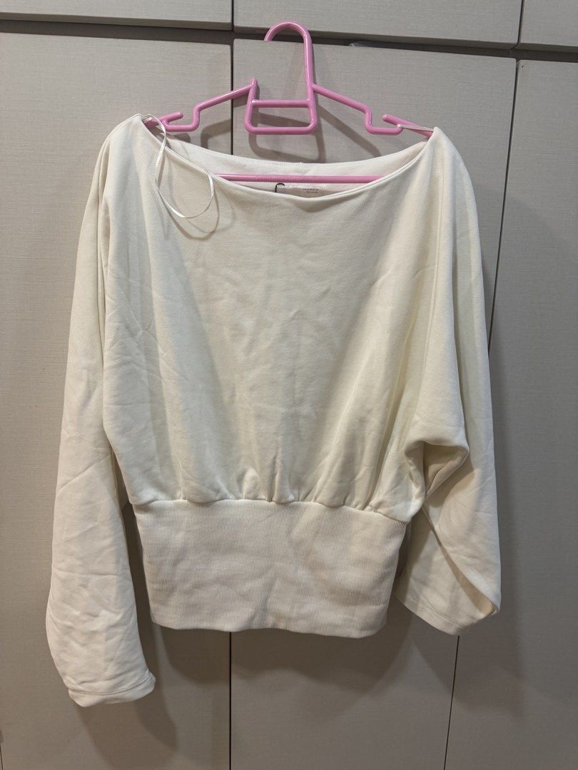 Zara Assymetrical Sweatshirt (Medium) (Category: Longsleeves) located in Quezon City. Submitted by declutter_cts (Listing ID 1466482474, Image 3). Description: Great for autumn, spring travels! With tag.