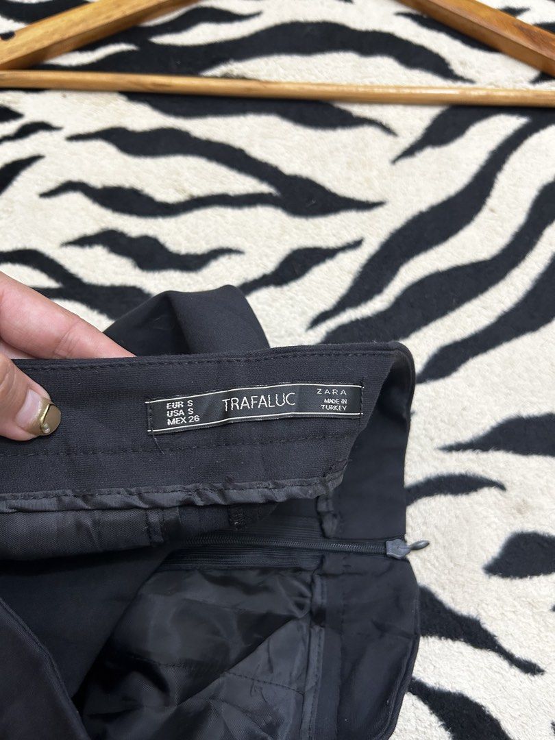 Zara Black Skort (Category: Shorts) located in Valencia. Submitted by crizzagella20 (Listing ID 1466498736, Image 3). Description: - Brand: Zara Trafaluc - Size: S (MEX 26) - Color: Solid black - Closure: Hidden side zipper - Pocket: One back pocket detail - Condition: Excellent, clean fabric.