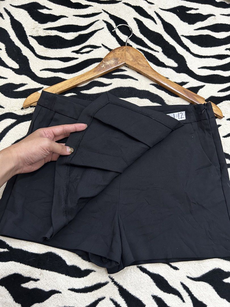 Zara Black Skort (Category: Shorts) located in Valencia. Submitted by crizzagella20 (Listing ID 1466498736, Image 2). Description: - Brand: Zara Trafaluc - Size: S (MEX 26) - Color: Solid black - Closure: Hidden side zipper - Pocket: One back pocket detail - Condition: Excellent, clean fabric.