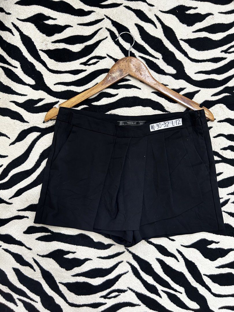 Zara Black Skort (Category: Shorts) located in Valencia. Submitted by crizzagella20 (Listing ID 1466498736, Image 1). Description: - Brand: Zara Trafaluc - Size: S (MEX 26) - Color: Solid black - Closure: Hidden side zipper - Pocket: One back pocket detail - Condition: Excellent, clean fabric.