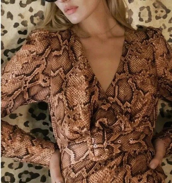 Zara BNWT Printed Satin Snake Mini Dress (Category: Dresses) located in Angeles City. Submitted by miss_independent01 (Listing ID 1466480879, Image 2). Description: Zara BNWT Printed Satin Snake Mini Dress Width: 15 (XS on tag) Waist: 12.5 Length: 32.5 Sleeve: 24 Shoulder: 12 MOP: Gcash ✅ Mine Now, Pay Now ✅ First to Pay, Gets the Item 📍 PAMPANGA Courier: JnT 🚚🚚 PM 💌.