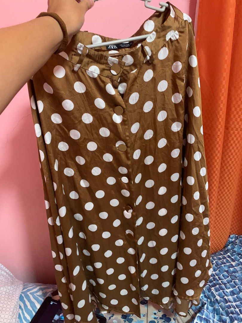 Zara Brown Polka Dot Button-Down Midi Skirt Size S (Category: Skirts) located in Minglanilla. Submitted by idyllic419 (Listing ID 1466495221, Image 1). Description: - Brand: Zara - Style: Brown midi skirt with white polka dots and front button-down closure - Size: EUR S / USA S / MEX 26 - Details: Features matching fabric buttons and waistband with belt loops - Material: Lightweight, flowy, and comfortable RFS: Too small, never been worn Function
