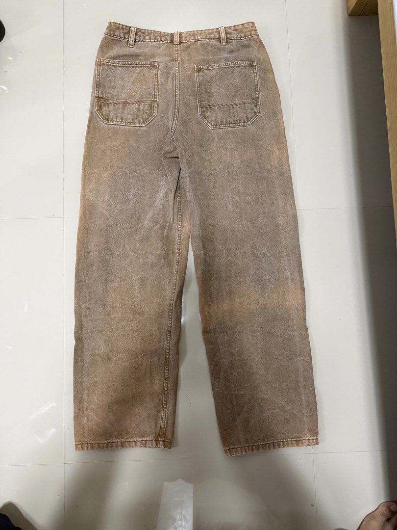 Zara Brown Utility Painter Pants Knee Patch (Category: Jeans) located in Caloocan City. Submitted by vasteagle_058833 (Listing ID 1466402729, Image 2). Description: - Brand: Zara - Color: Brown with heavy faded wash treatment - Material: Heavyweight cotton canvas fabric - Fit: Relaxed wide leg - Details: Double knee patch design, back tool pockets, and belt loops ( carhartt vibes).