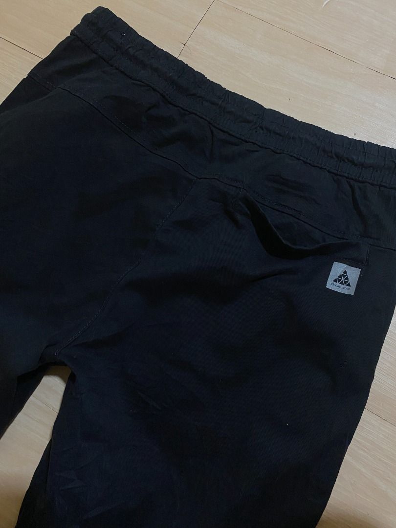 Zara Cuffed Black Jogger Pants (Category: Joggers) located in Cadiz. Submitted by davidspothead (Listing ID 1466351960, Image 3). Description: Medium on tag Waist 30 to 34 Length 39.5" Excellent condition.