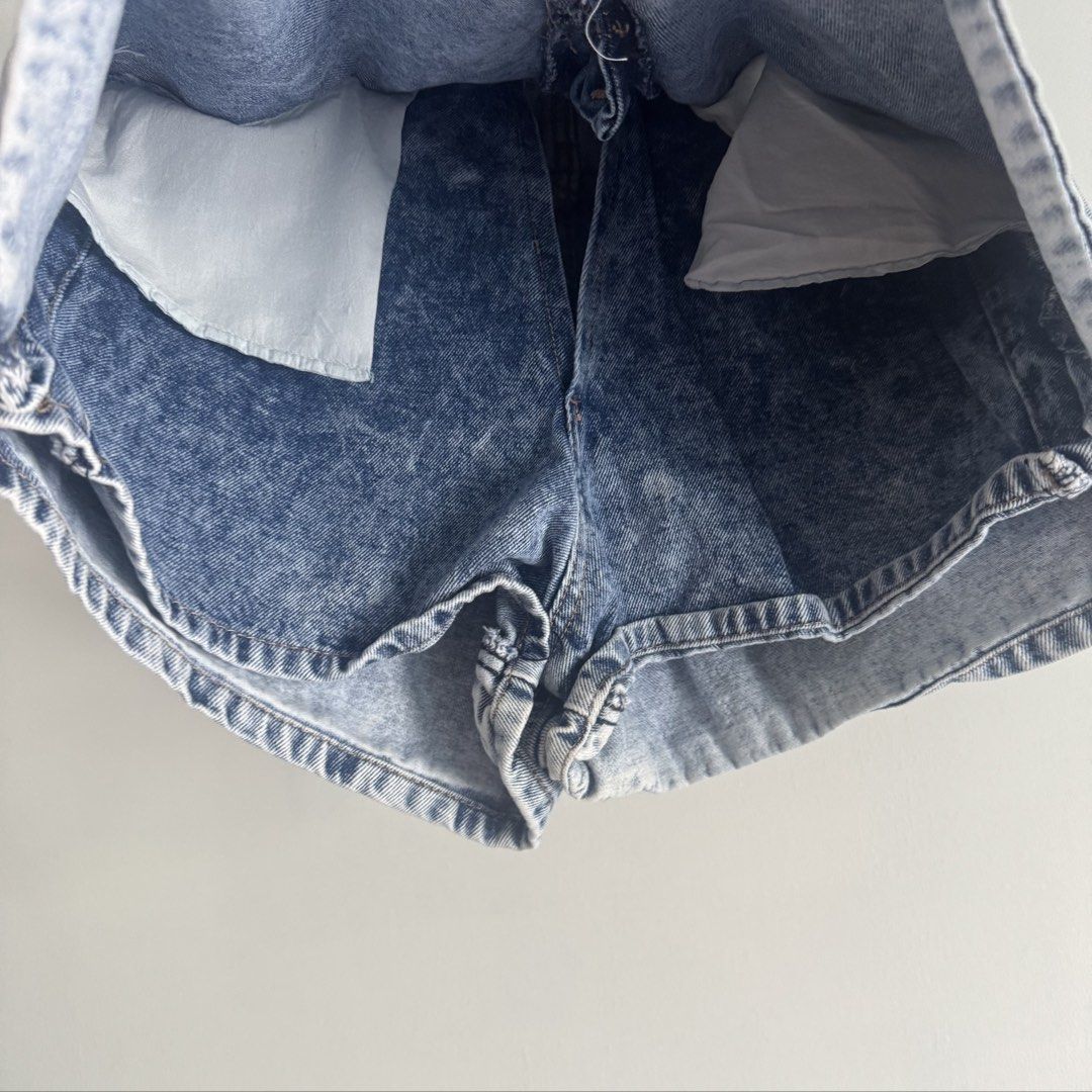 Zara denim skort (Category: Skirts) located in Manila. Submitted by apparella.ph (Listing ID 1466438100, Image 2). Description: Super mahak ko nabili to sa Europe.hard to let go. Tumaba ako kaya need ko let go ( fave!!) - pinalitan ko zipper kasi nasira 🥹 now working na ung zipper Waist:30 Length:14.5 ☑️Everything is my Own preloved / BNWT/BNWOT ☑️ not thrifted/Ukay ☑️ malukot sa picture kasi na stock sa cabinet (tinatamad mag plantsa ✌️ ) ☑️Per