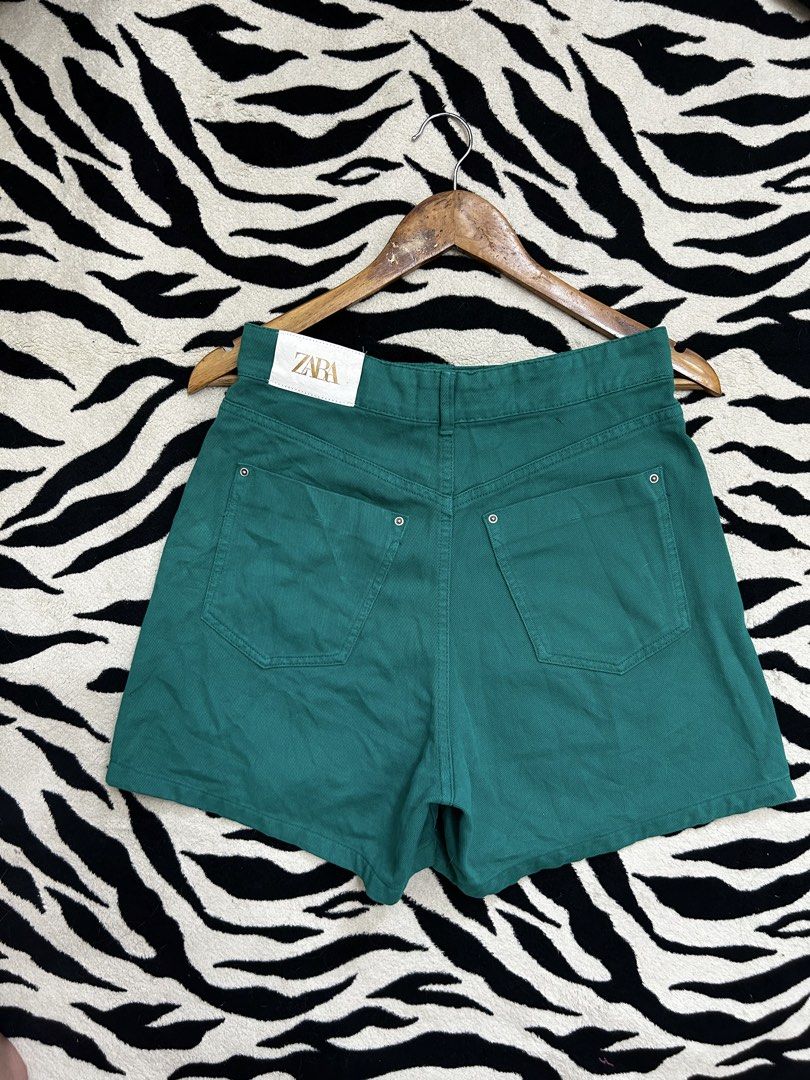Zara Green Denim Shorts (Category: Shorts) located in Valencia. Submitted by crizzagella20 (Listing ID 1466498476, Image 3). Description: - Brand: Zara - Style: High-waisted denim shorts - Color: Vibrant green - Size: EUR 38 / USA 06 / MEX 28 - Features: Classic five-pocket setup, front button closure, sturdy twill fabric - Condition: Clean interior tags intact, great for warm weather.