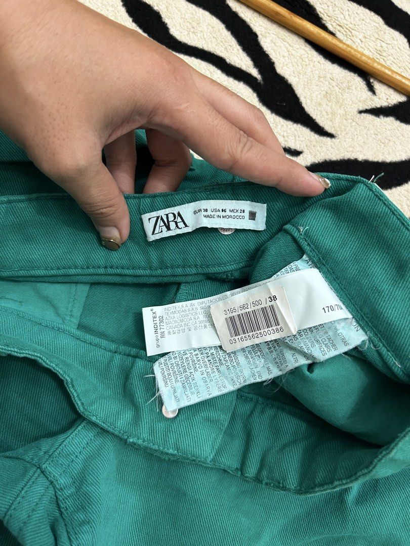 Zara Green Denim Shorts (Category: Shorts) located in Valencia. Submitted by crizzagella20 (Listing ID 1466498476, Image 2). Description: - Brand: Zara - Style: High-waisted denim shorts - Color: Vibrant green - Size: EUR 38 / USA 06 / MEX 28 - Features: Classic five-pocket setup, front button closure, sturdy twill fabric - Condition: Clean interior tags intact, great for warm weather.