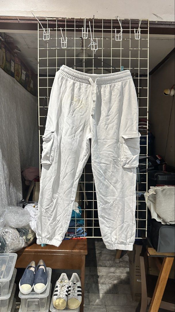 Zara Grey Cargo Sweatpants Size L (Category: Joggers) located in Quezon City. Submitted by nsseller (Listing ID 1466466710, Image 1). Description: - Brand: Zara - Item: Cargo sweatpants - Color: Grey - Size: EUR L / USA L / MEX 30 - Material/Feature: Fleece lining inside, made in Bangladesh - Design: Elastic waistband with drawstring, side cargo pockets, cuffed ankles - Flaw: Noticeable yellowish stain on the front near the waistband area.