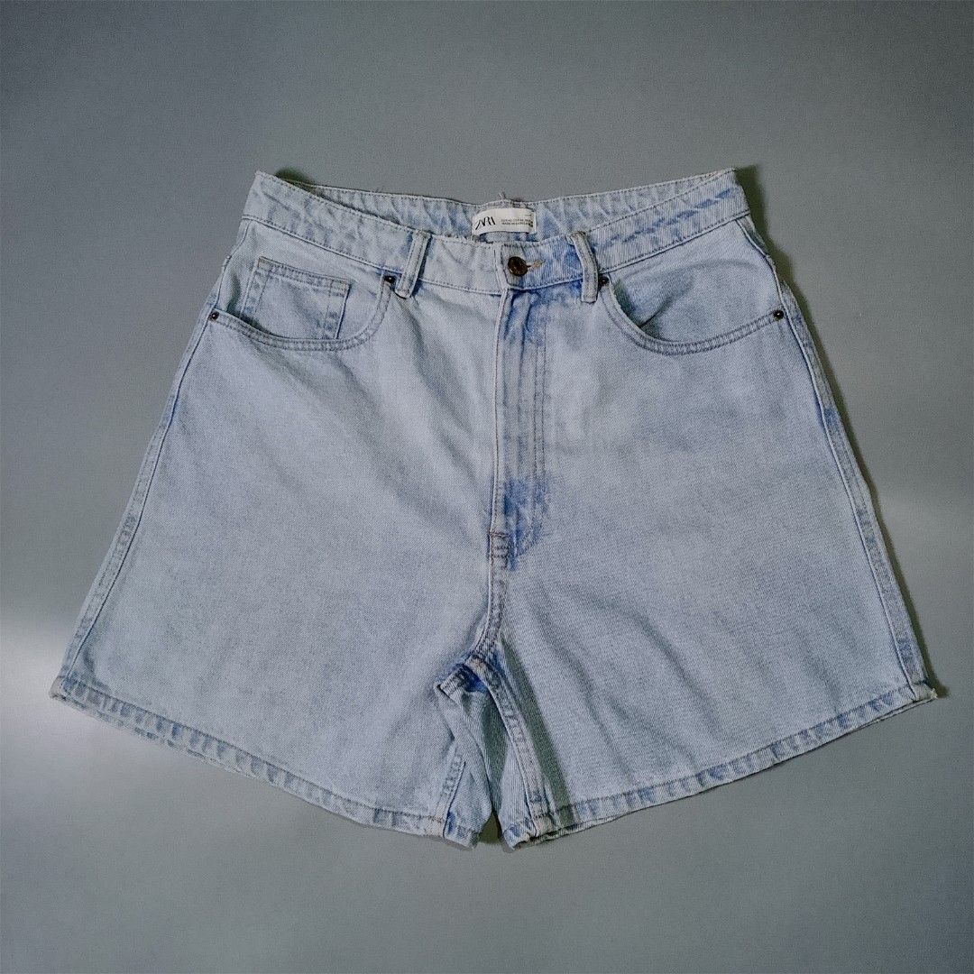 Zara Jorts (Category: Shorts) located in Taguig. Submitted by 8kthrifter (Listing ID 1466506402, Image 1). Description: ▪️Waist: 32 ▪️Length: 17 ▪️Thigh: 13.5 ▪️Leg Opening: 13 ▪️Color rate: 10/10 ▪️Issue: sign of usage, minor stain (see last 3 photo) ▪️Excellent Condition.