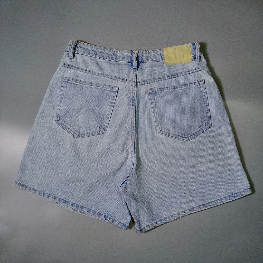 Zara Jorts (Category: Shorts) located in Taguig. Submitted by 8kthrifter (Listing ID 1466506402, Image 2). Description: ▪️Waist: 32 ▪️Length: 17 ▪️Thigh: 13.5 ▪️Leg Opening: 13 ▪️Color rate: 10/10 ▪️Issue: sign of usage, minor stain (see last 3 photo) ▪️Excellent Condition.