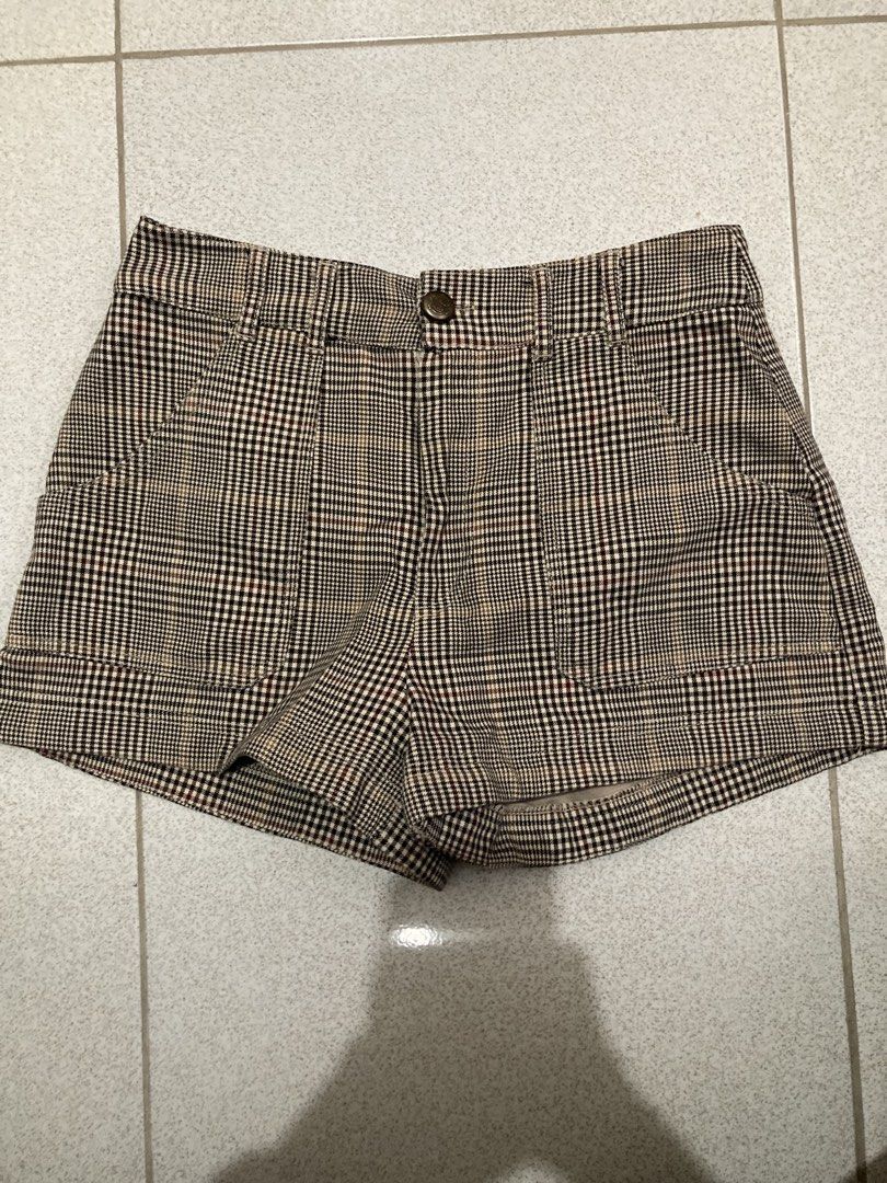 Zara Plaid Shorts Size M (Category: Shorts) located in Pasay City. Submitted by daisuki.x0x0 (Listing ID 1466561449, Image 1). Description: - Brand: Zara - Size: Medium - Color: Brown and beige plaid - Fit: Mid-rise with front button closure and belt loops - Details: Large front patch pockets - Origin: Made in Turkey - Condition: Great autumn staple, versatile and easy to style.