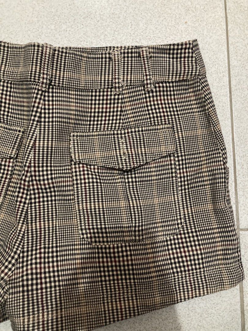 Zara Plaid Shorts Size M (Category: Shorts) located in Pasay City. Submitted by daisuki.x0x0 (Listing ID 1466561449, Image 3). Description: - Brand: Zara - Size: Medium - Color: Brown and beige plaid - Fit: Mid-rise with front button closure and belt loops - Details: Large front patch pockets - Origin: Made in Turkey - Condition: Great autumn staple, versatile and easy to style.