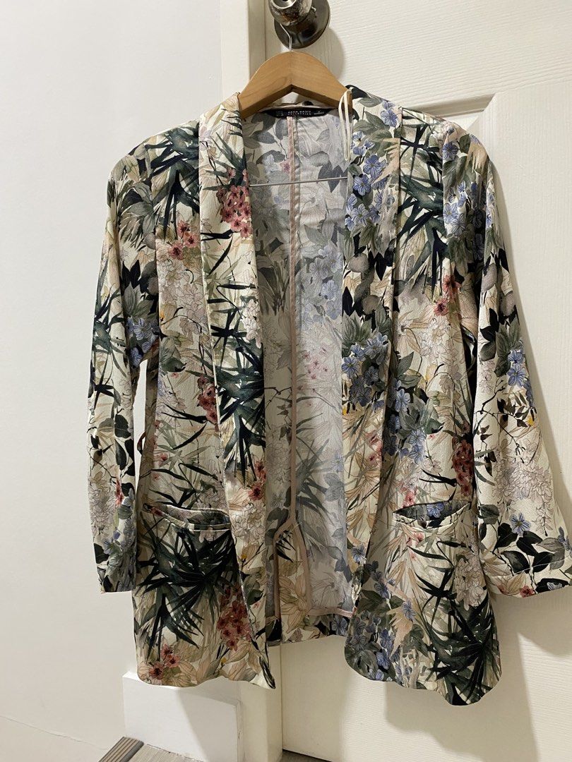 Zara tropical floral print open-front blazer (Category: Coats, Jackets and Outerwear) located in Las Pinas. Submitted by sherylandmargaux (Listing ID 1466470252, Image 2). Description: Please respect my time when making inquiries. Ask only important and necessary questions, and refrain from unnecessary or unserious inquiries. If you’re a sure buyer, make your offer, send your payment, and wait for your order to arrive. Let’s not waste each other’