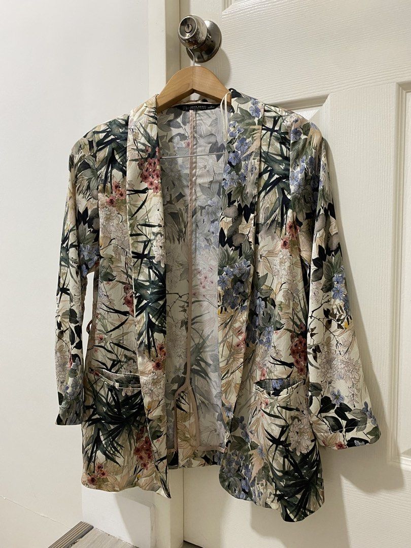 Zara tropical floral print open-front blazer (Category: Coats, Jackets and Outerwear) located in Las Pinas. Submitted by sherylandmargaux (Listing ID 1466470252, Image 1). Description: Please respect my time when making inquiries. Ask only important and necessary questions, and refrain from unnecessary or unserious inquiries. If you’re a sure buyer, make your offer, send your payment, and wait for your order to arrive. Let’s not waste each other’