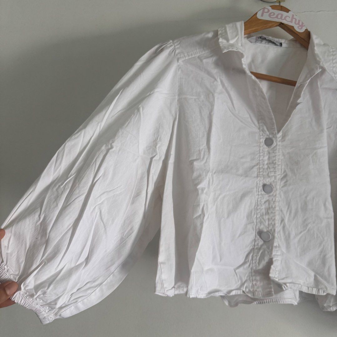 Zara white top (Category: Longsleeves) located in Manila. Submitted by apparella.ph (Listing ID 1466429871, Image 2). Description: Super pretty :) Bust: 38 Length:18 Fits S-Semi L ☑️Everything is my Own preloved / BNWT/BNWOT ☑️ not thrifted/Ukay ☑️ malukot sa picture kasi na stock sa cabinet (tinatamad mag plantsa ✌️ ) ☑️Personal items ( usually bought in US/UK/JPN ) every year po ako nag aabroad so expect i don’t sell fake items and mejo pricey 