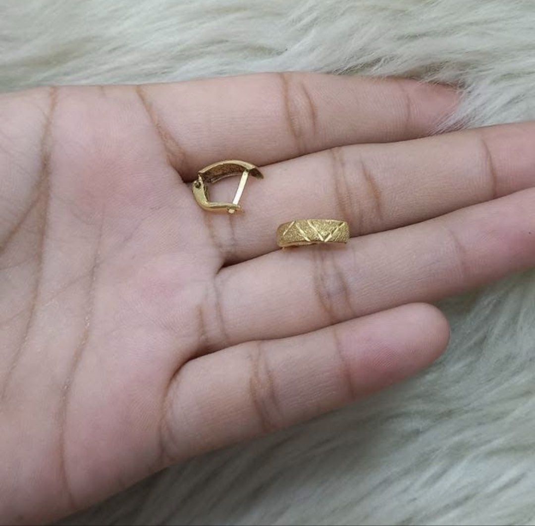 18K Saudi Gold Earrings (Category: Earrings) located in Manila. Submitted by missyoung222 (Listing ID 1466610569, Image 1). Description: 18K Saudi Gold Clip type Earrings Brand New.