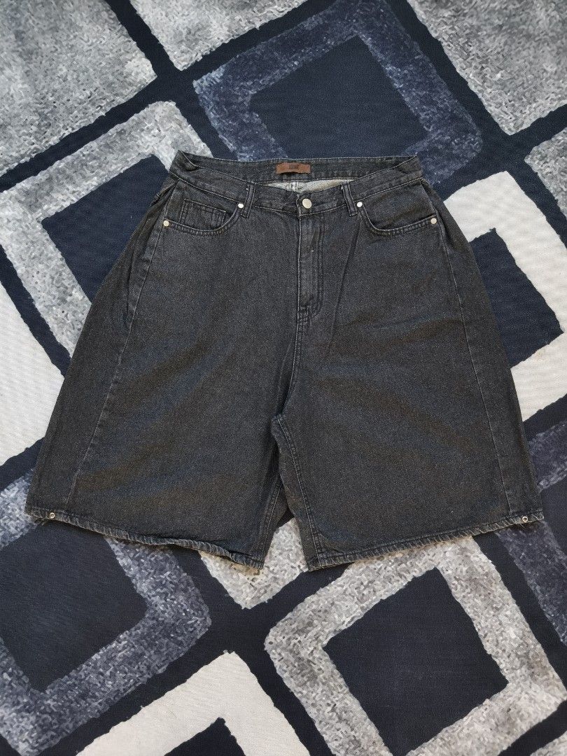 1One Acid Washed Jorts (Category: Shorts) located in Andop. Submitted by kyutoryuu (Listing ID 1466622722, Image 1). Description: 1ONE Acid Washer Jorts •Waist: 32-33 •Length: 25 •Thigh: 17 •Hem: 15.5 & 13 •Condition: Excellent •Issue: none.