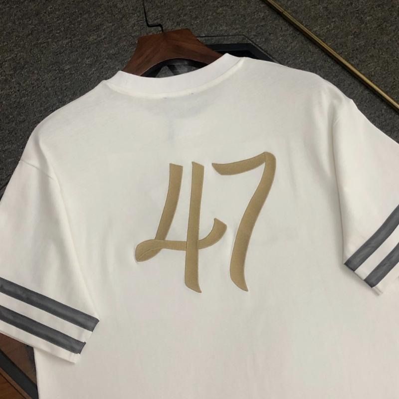 2023 Di新款 胸前立體塗鴉刺繡Logo短袖T恤 （分類：T-shirt、恤衫、有領衫）位於 Hong Kong。 由 hymandare 提交（商品編號 1466756246，圖片 4）。簡介： 📏 尺碼覆蓋S-XXL，嚴選優質靚貨出品 📸 所有圖片均為實拍，真正所見即所得🏼 全店支持退換服務，不設面交，僅透過快遞寄送，購物更安心方便。。