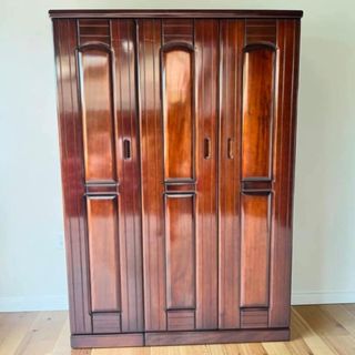 (Category: ) located in . Submitted by ilovecuratedfurnitures (Listing ID 1466580678, Image 1). Description: .