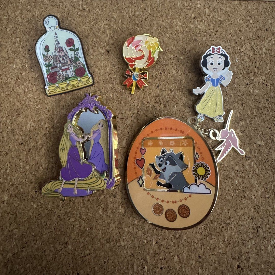 美國 迪士尼襟章 徽章 Disney pin Boxlunch Loungefly （分類：其他周邊）位於 Hong Kong。 由 lala.la. 提交（商品編號 1466683201，圖片 1）。簡介： $500@5 不散賣 平郵自付或順豐到付。