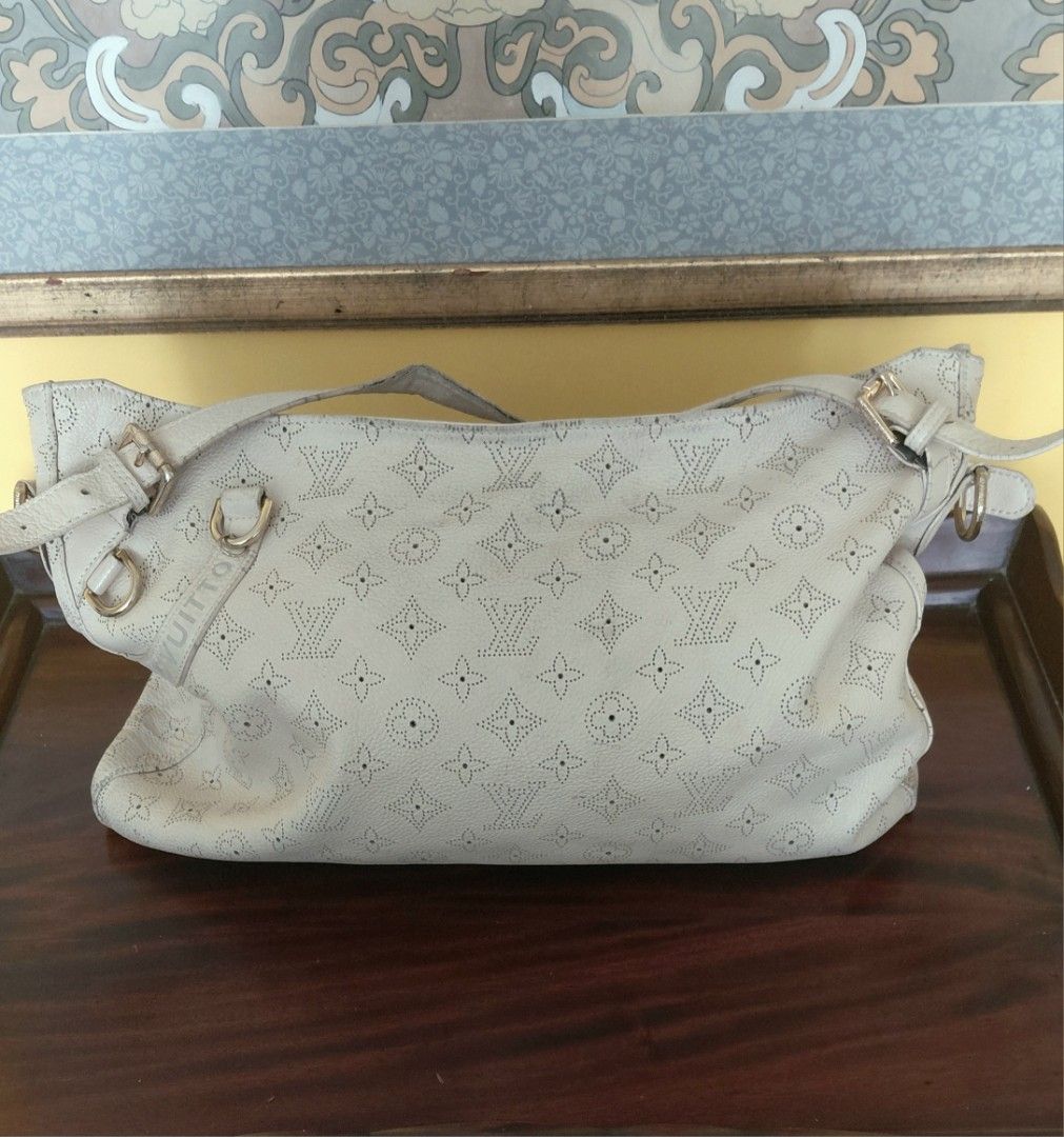💯 LOUIS VUITTON MAHINA SURYA BAG (Category: Luxury Bags & Wallets) located in Mandaluyong City. Submitted by arlene2560 (Listing ID 1466607919, Image 2). Description: 💯 LOUIS VUITTON MAHINA SURYA cream/white perforated leather shoulder bag. 17" x 13" x 3". Made in France. Decluttering P3k. Mandaluyong.