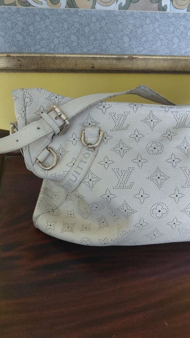 💯 LOUIS VUITTON MAHINA SURYA BAG (Category: Luxury Bags & Wallets) located in Mandaluyong City. Submitted by arlene2560 (Listing ID 1466607919, Image 3). Description: 💯 LOUIS VUITTON MAHINA SURYA cream/white perforated leather shoulder bag. 17" x 13" x 3". Made in France. Decluttering P3k. Mandaluyong.