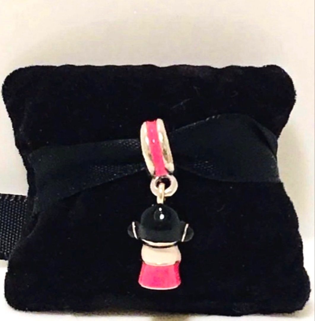 🇰🇷【 絕版款❗️】PANDORA 限量韓國民族服娃娃吊飾( Korea / Korean traditional/ Doll /Charm / Dangle / Limited Edition/ Discontinued / Pink / Korean Doll Pendant Charm / #791387 ENMX / Sliver925 / Korea/ Limited/ Retired / 潘多拉 ) （分類：吊飾）位於 Hong Kong。 由 karina_330123075 提交（商品編號 1466651962，圖片 4）。簡介： •約 90% 新，實物如圖 •限量出品，已絕版，沒盒。 •可掛在頸鏈、手鐲作掛飾用， 只有一個。 •不交換，不議價，議價不回❗️ •只限郵寄 or 順豐到付。 ➡️ 尚有其他優質商品正出售中， 歡迎瀏覽 😊 ➡️ 由於回覆系統設有限額數量， 如私訊只寫 ‘’有興趣‘’等字句， 將不會回覆。 此為現貨❗️無須再私訊查詢 是否有貨。 ➡️ 各