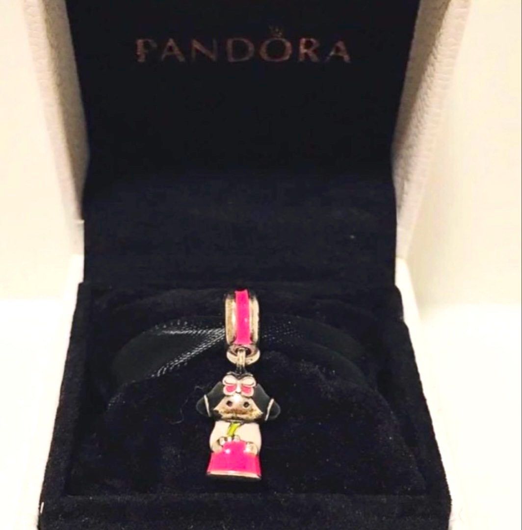 🇰🇷【 絕版款❗️】PANDORA 限量韓國民族服娃娃吊飾( Korea / Korean traditional/ Doll /Charm / Dangle / Limited Edition/ Discontinued / Pink / Korean Doll Pendant Charm / #791387 ENMX / Sliver925 / Korea/ Limited/ Retired / 潘多拉 ) （分類：吊飾）位於 Hong Kong。 由 karina_330123075 提交（商品編號 1466651962，圖片 2）。簡介： •約 90% 新，實物如圖 •限量出品，已絕版，沒盒。 •可掛在頸鏈、手鐲作掛飾用， 只有一個。 •不交換，不議價，議價不回❗️ •只限郵寄 or 順豐到付。 ➡️ 尚有其他優質商品正出售中， 歡迎瀏覽 😊 ➡️ 由於回覆系統設有限額數量， 如私訊只寫 ‘’有興趣‘’等字句， 將不會回覆。 此為現貨❗️無須再私訊查詢 是否有貨。 ➡️ 各