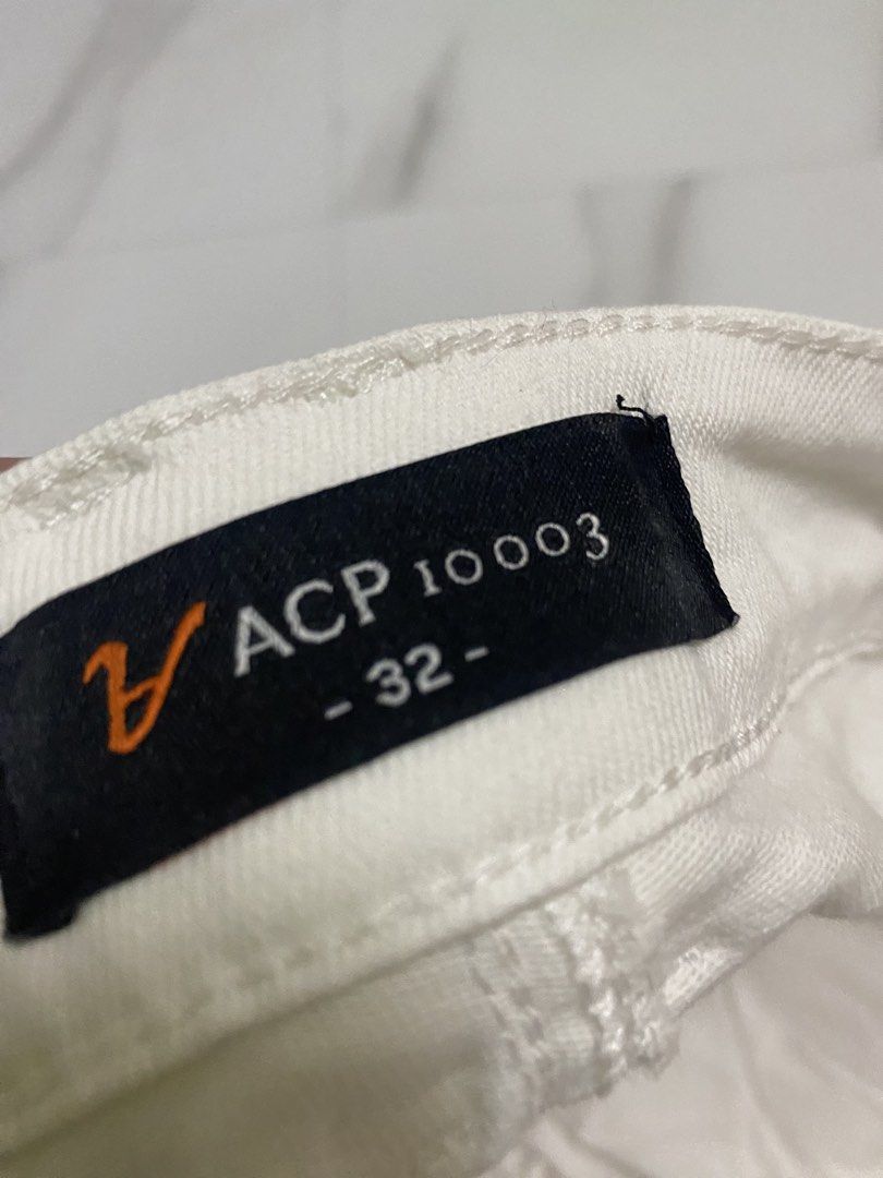 ACP Premium 'White Pants' 32 (Category: Jeans) located in Makati City. Submitted by jersiyon (Listing ID 1466628748, Image 2). Description: Selling my personal pants (Unisex) Men&Womens Size:32 can stretch to 34 (Stretchable) fabric Used twice for Church No issue , no stain no rips (Excellent) Condition.