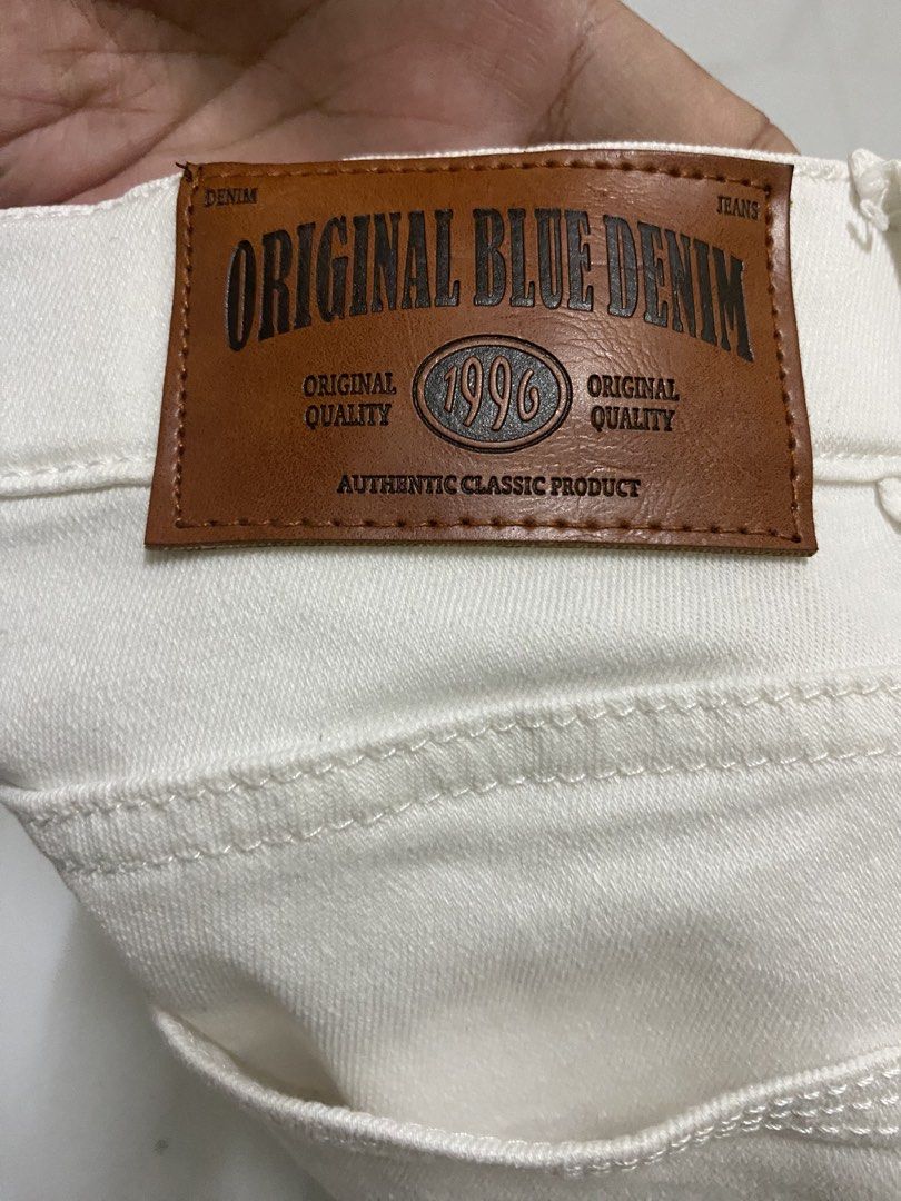 ACP Premium 'White Pants' 32 (Category: Jeans) located in Makati City. Submitted by jersiyon (Listing ID 1466628748, Image 3). Description: Selling my personal pants (Unisex) Men&Womens Size:32 can stretch to 34 (Stretchable) fabric Used twice for Church No issue , no stain no rips (Excellent) Condition.