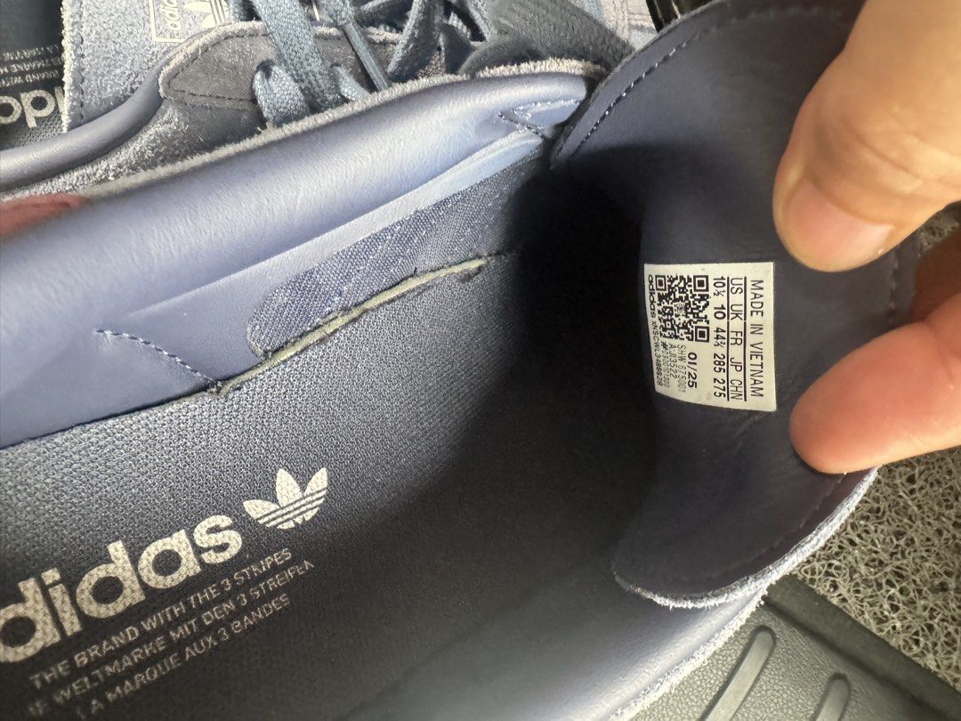 ADIDAS GAZELLE (Category: Sneakers) located in Pasig City. Submitted by brothermikeandthe_mrs. (Listing ID 1466339650, Image 3). Description: USED BUT IN VERY GOOD CONDITION. NO HEEL DRAG. Selling for P2,500.00 Brand New Price:P7,300.00 Still with the Original box.