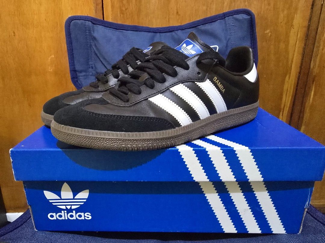 Adidas Samba OG Black US 8.5 Men (Category: Sneakers) located in Quezon City. Submitted by olxph_917070756 (Listing ID 1466692368, Image 2). Description: - Brand/Model: Adidas Samba OG - Colorway: Black leather with white stripes and gum soles - Details: Iconic gold foil 'Samba' lettering on the side - Size: Men's US 8.5 / UK 8 - Packaging: Includes original blue Adidas box - Condition: Like new.