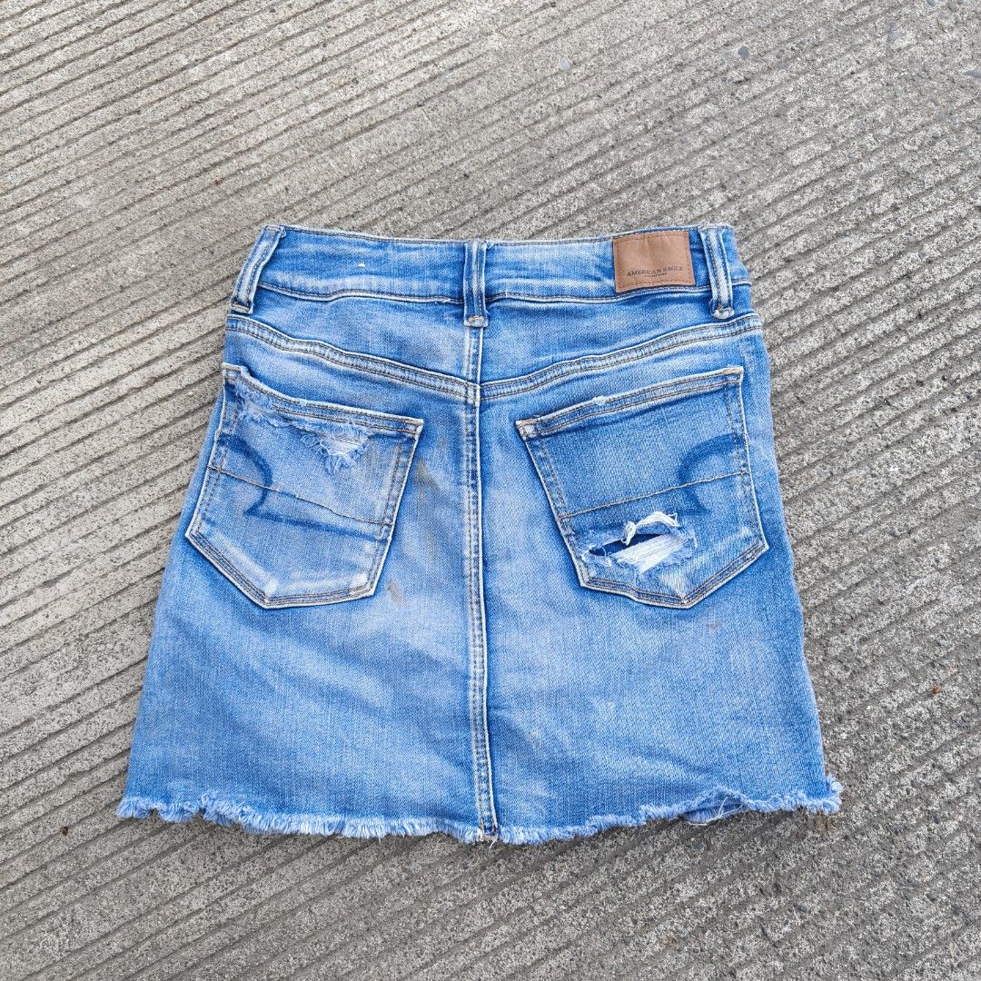 American Eagle Distressed Skirt (Category: Skirts) located in Villasis. Submitted by maibean_ (Listing ID 1466682196, Image 2). Description: inchh?? American Eagle size: 24in using tape measure length: 14in using tape measure No issues.