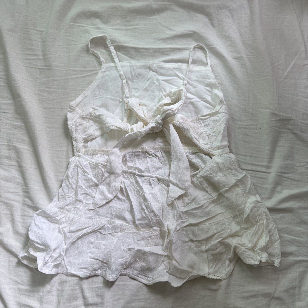 American Eagle tie top (Category: Sleeveless) located in Manila. Submitted by shesells3ashells (Listing ID 1466608345, Image 2). Description: still with tags very cute backless tie detail.