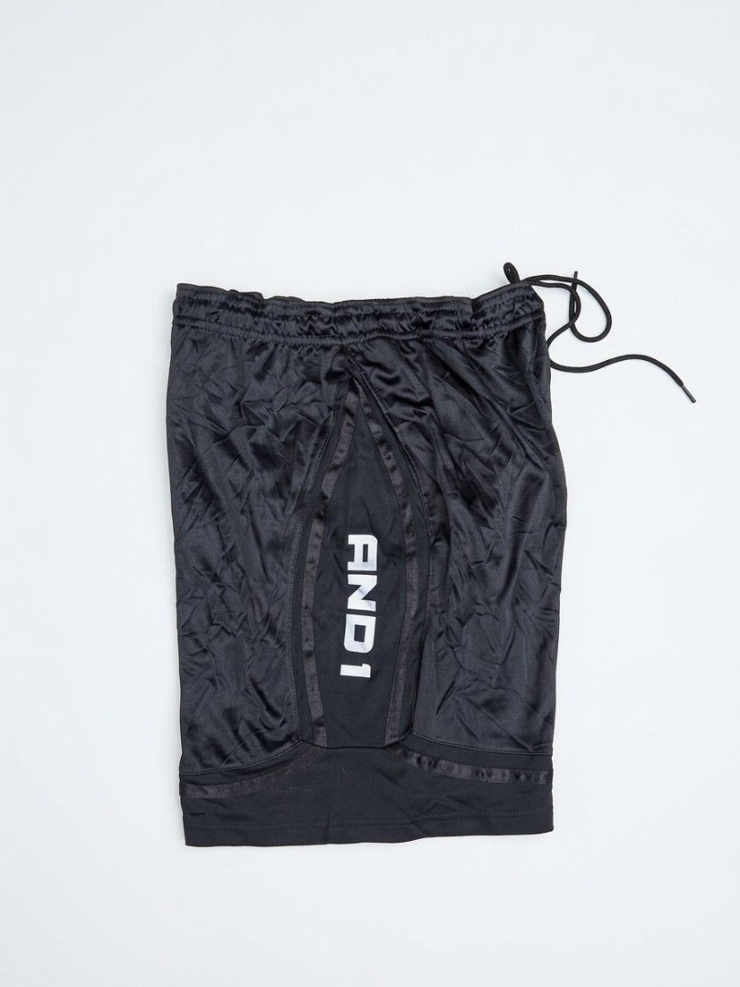 AND1 Black Basketball Shorts with Drawstring (Category: Shorts) located in Vallehermoso. Submitted by threy (Listing ID 1466674359, Image 1). Description: - Brand: AND1 - Color: Black - Fit: Elastic waistband with adjustable black drawstring - Design: Center front paneling with bold white branding - Material: Lightweight fabric - Ideal for: Workouts, basketball, or lounging - Condition: Clean, no tears or stains.