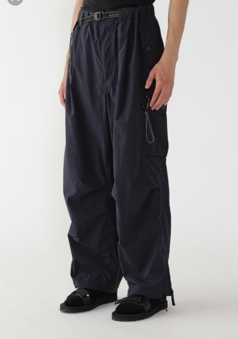 And wander oversized cargo pants (Category: Joggers) located in Santa Rosa. Submitted by _ba_mo_si_ (Listing ID 1466578966, Image 1). Description: Size large 30-36 waist 41 length Plus sf Dm.