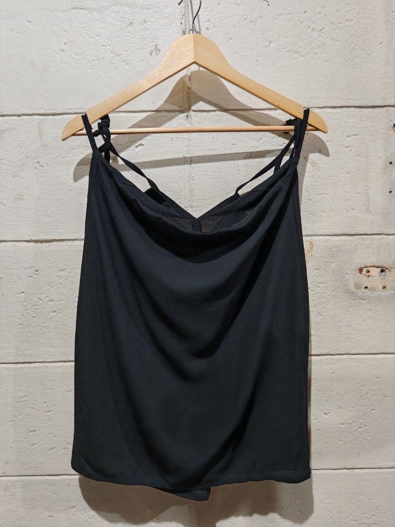 ANN DEMEULEMEESTER (Category: Sleeveless) located in Pasay City. Submitted by kuya_uwi_kana (Listing ID 1466679768, Image 1). Description: ANN DEMEULEMEESTER ADJUSTABLE STRAP PIT TO PIT - 16 LENGTH - 26.5 BACK LENGTH - 28.