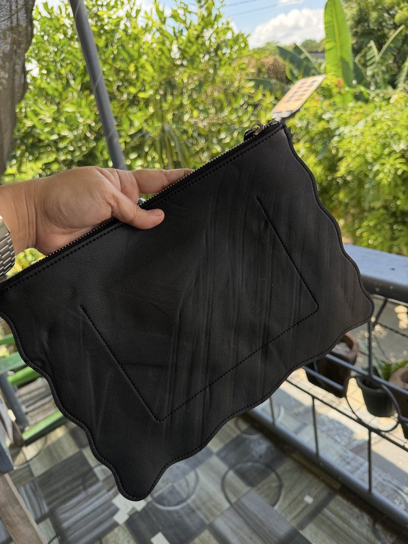Anna Sui Black Clutch / Pouch (Category: Clutches) located in Cadiz. Submitted by solynb28 (Listing ID 1466640671, Image 2). Description: -clean and ready to use -in good condition -no flaws, lukot lng -negotiable ▫️what you see is what you get▫️colors may vary due tolighting▫️buy at your own risk ▫️no long reservation, unless the item is paid▫️payment 1st policy▫️no return, no exchange, no refund▫️joy miners/reservers/lowballers will be blocked▫