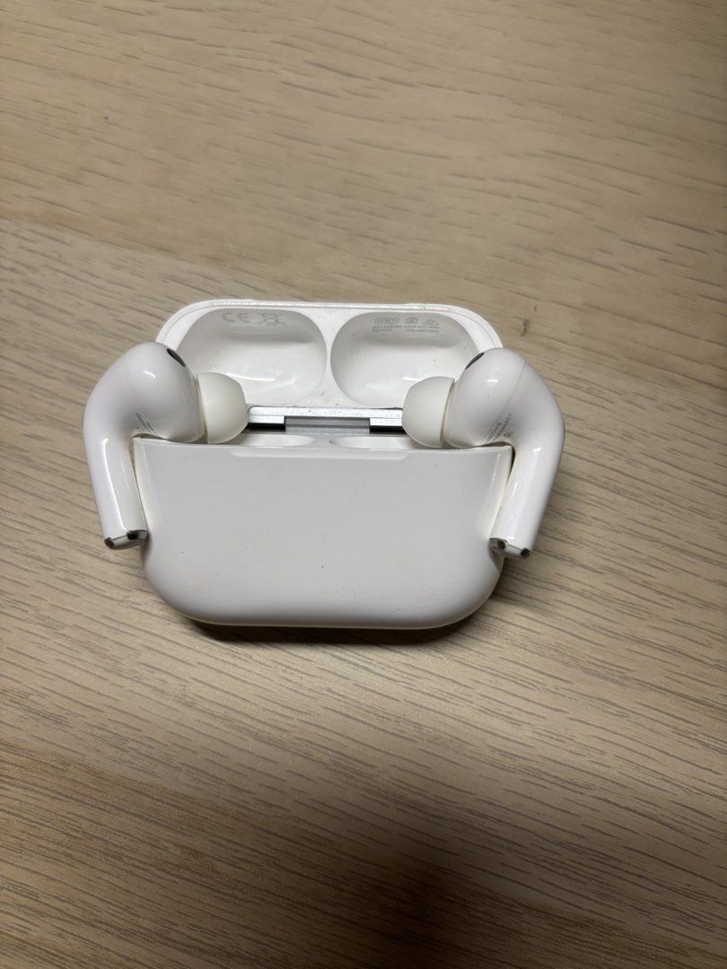 Apple AirPods Pro 3 （分類：耳機）位於 Hong Kong。 由 czy_alex 提交（商品編號 1466742473，圖片 1）。簡介： 朋友託放，Apple AirPods Pro 真無線降噪耳機，白色。叉電盒連左右耳塞。耳塞乾淨，直接聯絡交收。。