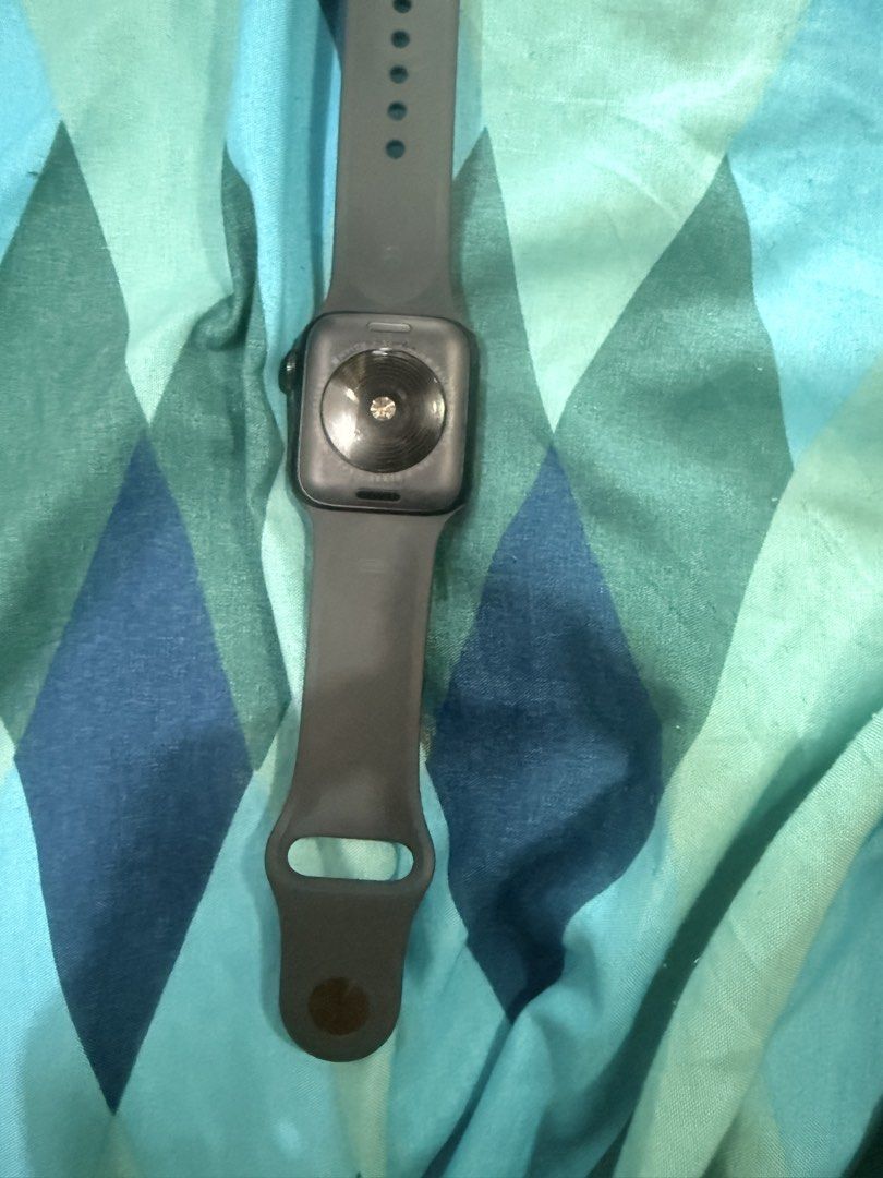 Apple Watch SE 3 40mm (Category: Wearables & Smart Watches) located in Manila. Submitted by gentlestone-90c6 (Listing ID 1466602165, Image 3). Description: Apple Watch SE3 40mm 100% Battery health 7 days old No issue Inclusions: Wireless chord and original box.