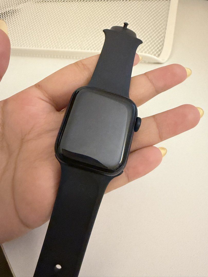 Apple Watch SE (GPS) (2nd Generation) - Midnight 40mm (Category: Wearables & Smart Watches) located in Manila. Submitted by cleverfox-bc00e7 (Listing ID 1466706334, Image 3). Description: 86% battery health. Complete set with box (although box is a bit dirty) Comes with original strap. Screen is smooth, back and sides has small scratches. Location: Brgy. Pinagkawitan, Lipa Rfs: Switching to a smart ring.
