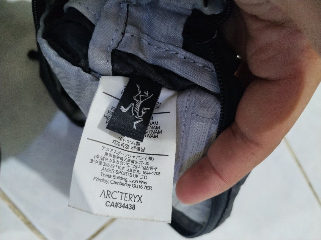 Arc'teryx Heliad 6L Backpack Crossbody Bag (Category: Sling Bags) located in Manila. Submitted by bentong18188433 (Listing ID 1466723035, Image 3). Description: - Authentic Arc'teryx Heliad 6L backpack expertly converted into a versatile crossbody bag - Color: Classic black with the iconic Arc'teryx bird logo near the bottom corner - Storage: Secure zippered main compartment and convenient front zip pocket - Strap: Adjustable black shoulder strap