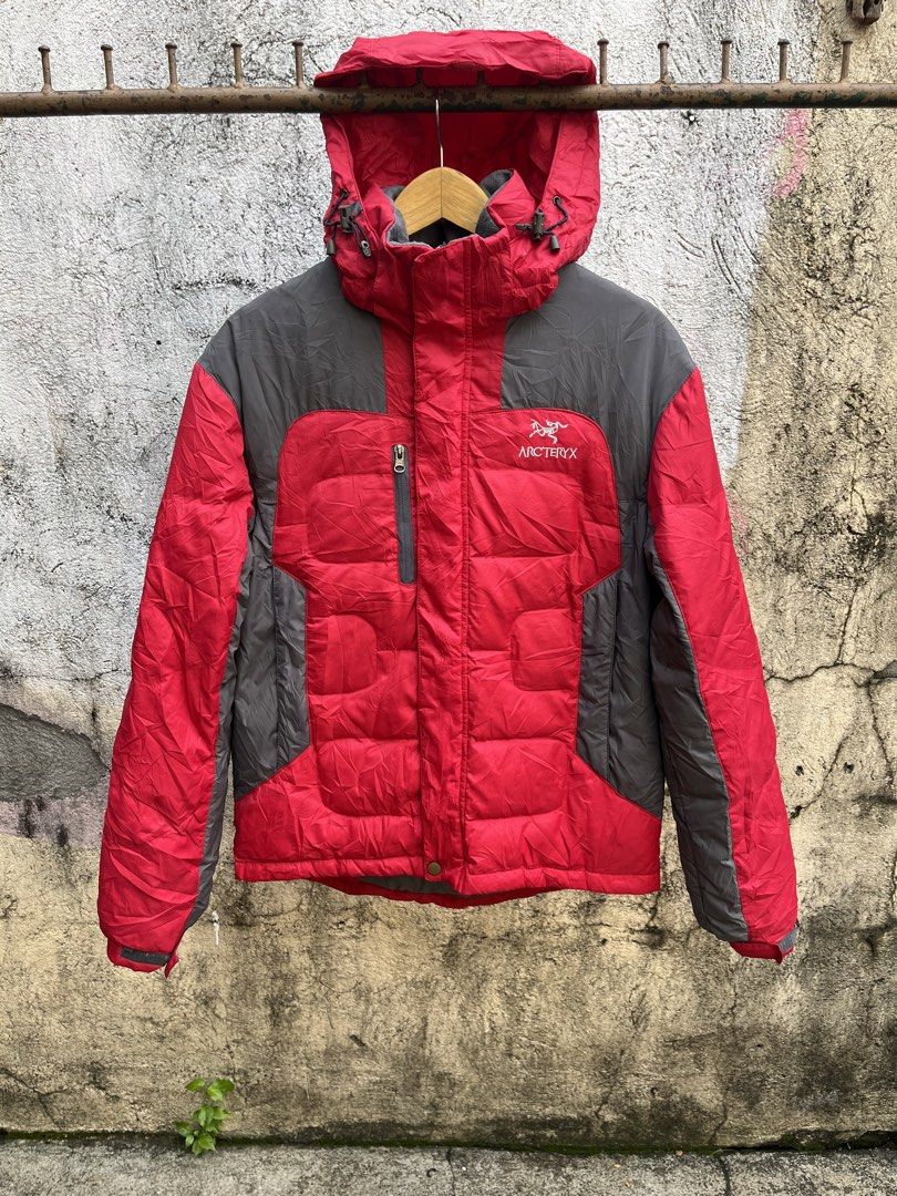 Arc’teryx Jacket (Category: Coats, Jackets and Outerwear) located in Mabalacat. Submitted by brkebys00 (Listing ID 1466565984, Image 1). Description: Lightweight puffer jacket Width: 22 Length: 26 , 27 Color rate: 9.3/10 or better for safety Detachable Hood Need clean & missing zipper inside pocket .