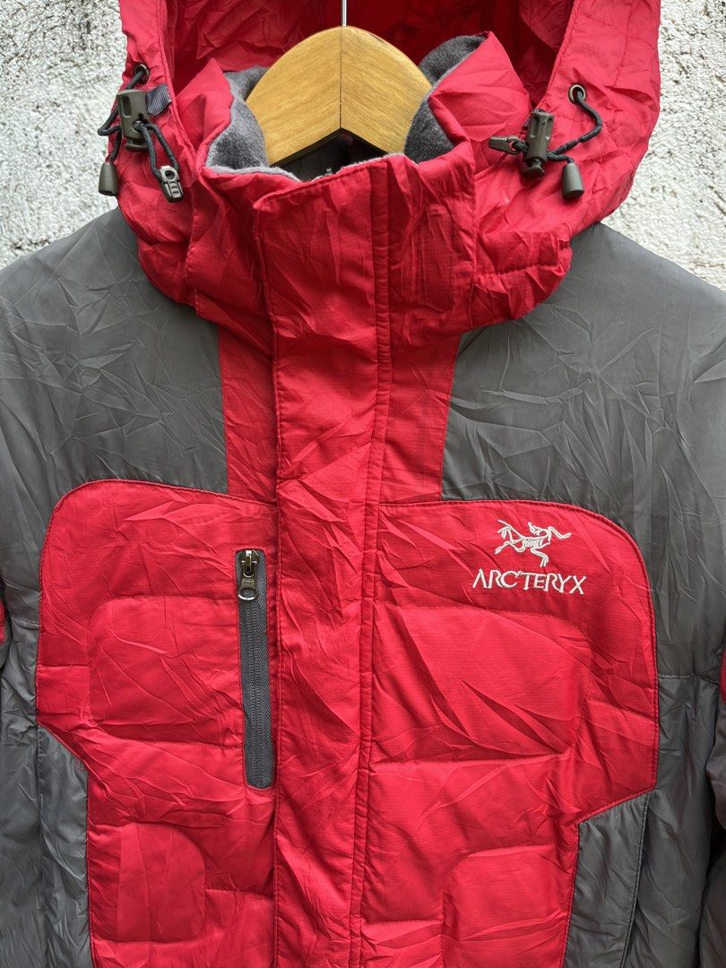 Arc’teryx Jacket (Category: Coats, Jackets and Outerwear) located in Mabalacat. Submitted by brkebys00 (Listing ID 1466565984, Image 2). Description: Lightweight puffer jacket Width: 22 Length: 26 , 27 Color rate: 9.3/10 or better for safety Detachable Hood Need clean & missing zipper inside pocket .