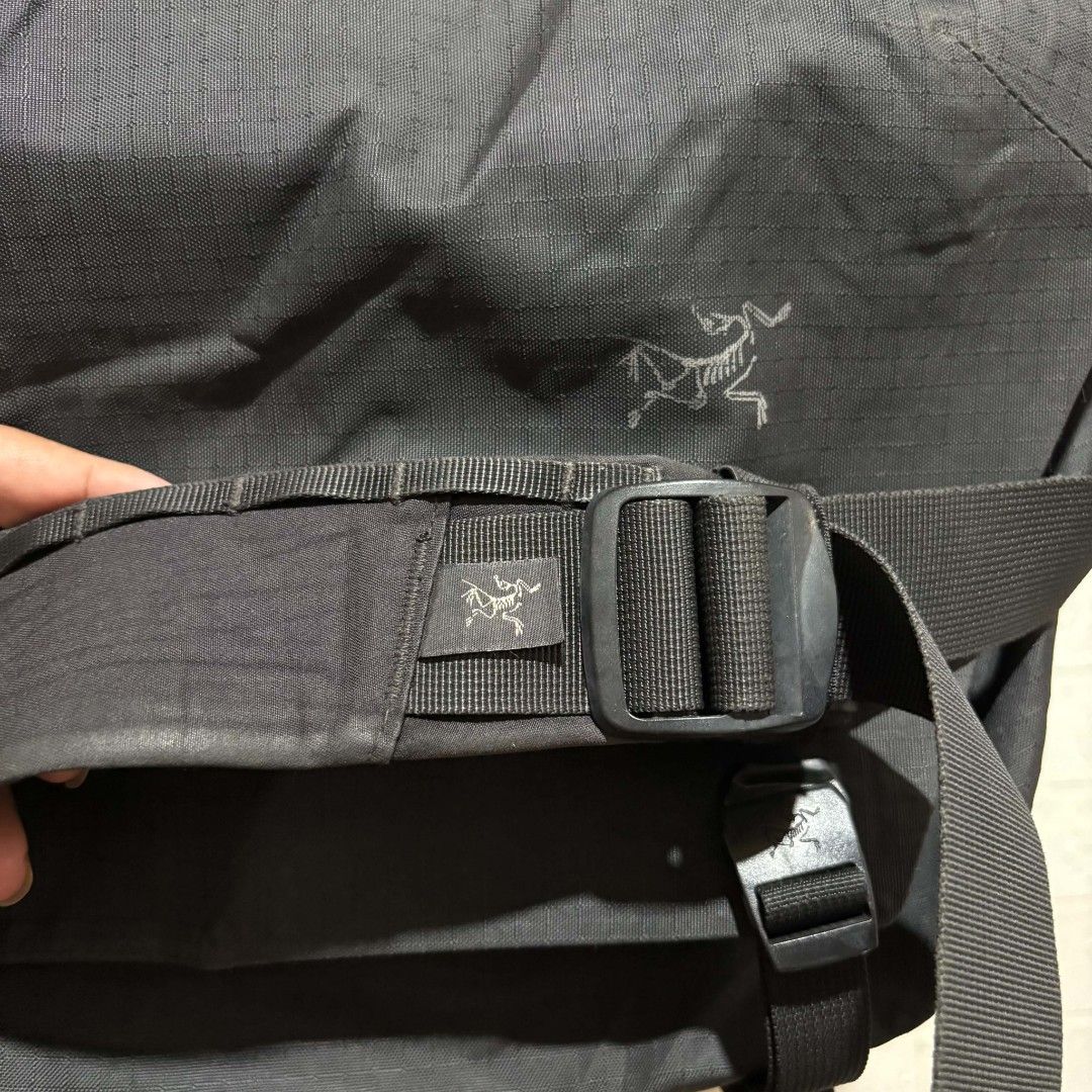 Arcteryx messenger bag (Category: Sling Bags) located in Alburquerque. Submitted by abj_thriftshop (Listing ID 1466773199, Image 3). Description: sign of used sa loob see picture.