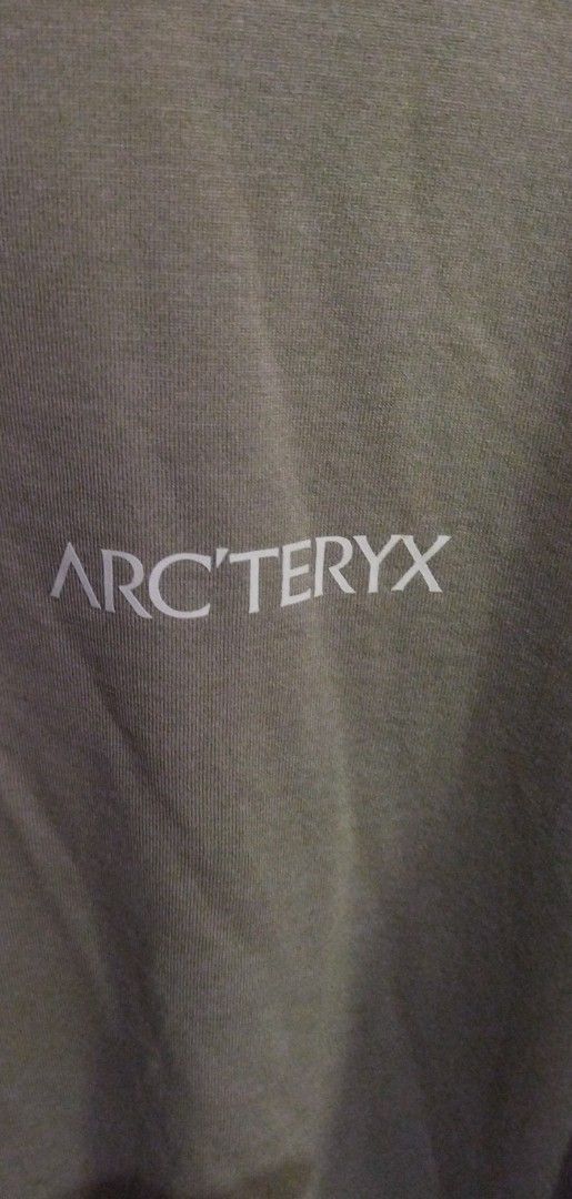 Arc'teryx Split SS T-Shirt Men's Green Size L (Category: Tshirts & Polo Shirts ) located in Caloocan City. Submitted by onethriftjel (Listing ID 1466638578, Image 2). Description: Arc'teryx Split short sleeve t-shirt in olive green. Size Large, style code 30379. Printed Arc'teryx text on the front chest and fossil skeleton graphic on the right chest. Tag shows manufacture date 02/22. Made in Thailand..