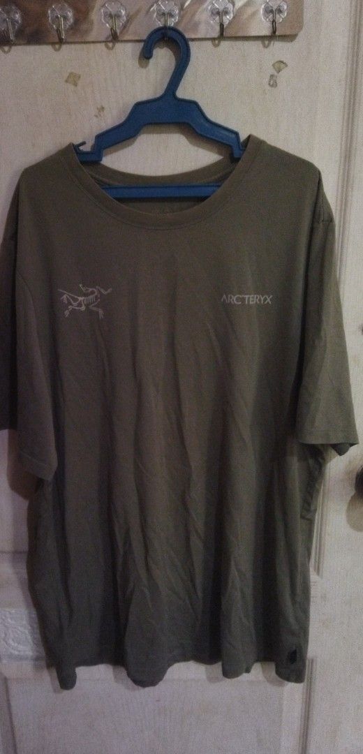 Arc'teryx Split SS T-Shirt Men's Green Size L (Category: Tshirts & Polo Shirts ) located in Caloocan City. Submitted by onethriftjel (Listing ID 1466638578, Image 1). Description: Arc'teryx Split short sleeve t-shirt in olive green. Size Large, style code 30379. Printed Arc'teryx text on the front chest and fossil skeleton graphic on the right chest. Tag shows manufacture date 02/22. Made in Thailand..