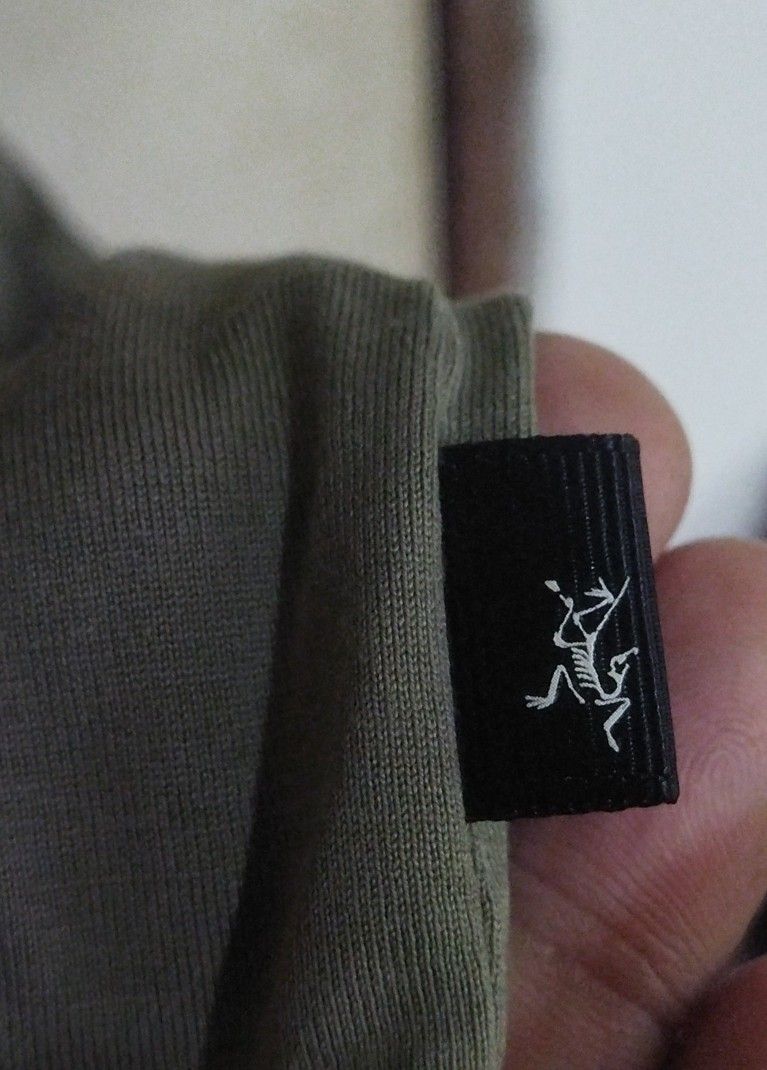 Arc'teryx Split SS T-Shirt Men's Green Size L (Category: Tshirts & Polo Shirts ) located in Caloocan City. Submitted by onethriftjel (Listing ID 1466638578, Image 3). Description: Arc'teryx Split short sleeve t-shirt in olive green. Size Large, style code 30379. Printed Arc'teryx text on the front chest and fossil skeleton graphic on the right chest. Tag shows manufacture date 02/22. Made in Thailand..