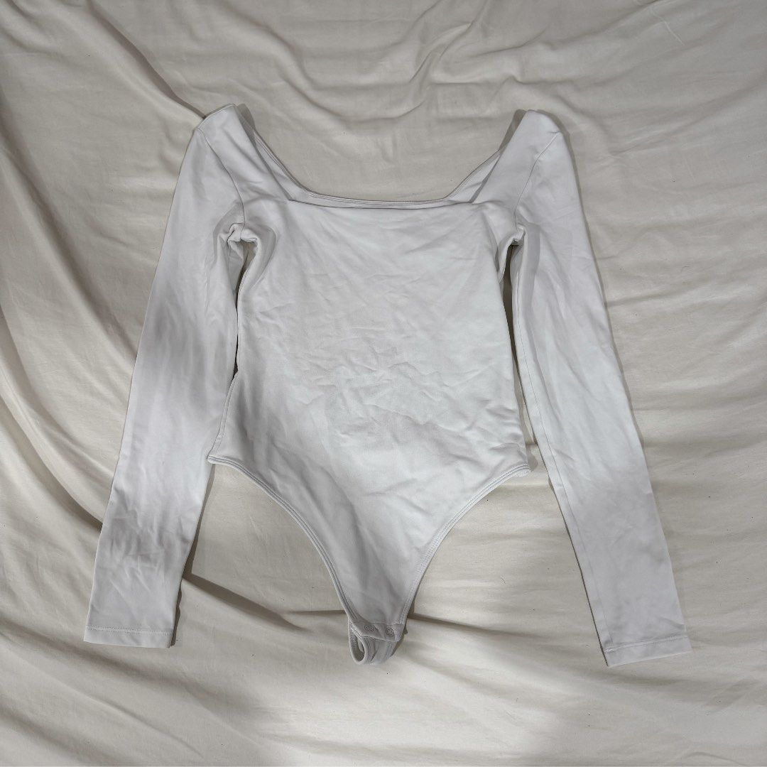 Aritzia Babaton Contour White Bodysuit (Category: Longsleeves) located in Manila. Submitted by jeanettetaneca (Listing ID 1466665945, Image 1). Description: - Size: S - RFS: I don’t really wear it anymore, would prefer if this wasn’t a body suit since I felt uncomfy down there everytime I was wearing this haha but THE QUALITY IS SO GOOD WTF. - No when worn pic sorry since last time I wore this 2024 pa and I can’t find pics anymore - Price is nego